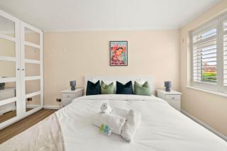 Stylish 3 Bed House l Free Driveway Parking - 2