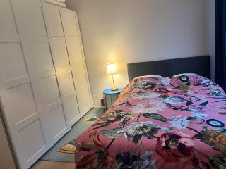 Luxury 2BR, 2 Bath, Spacious Living Room with Open Kitchen, River View, Ideal for Long Stays, Parking, 10 Min to Center - 8