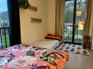 Luxury 2BR, 2 Bath, Spacious Living Room with Open Kitchen, River View, Ideal for Long Stays, Parking, 10 Min to Center - 7