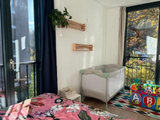 Luxury 2BR, 2 Bath, Spacious Living Room with Open Kitchen, River View, Ideal for Long Stays, Parking, 10 Min to Center - 6