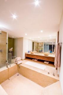 Luxury Beachfront Condo Ocean View & Infinity Pool - 5