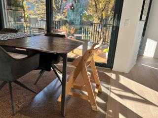 Luxury 2BR, 2 Bath, Spacious Living Room with Open Kitchen, River View, Ideal for Long Stays, Parking, 10 Min to Center - 5