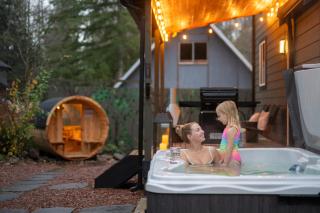 Chic Mt Rainier Escape Hot Tub Sauna Firepit - 8