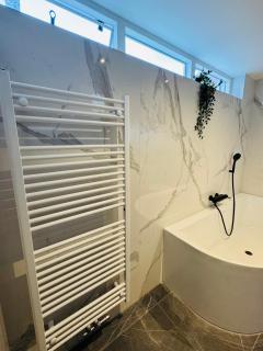 Stylish private-entrance studio with bath and shower near Nijmegen Centre - 9