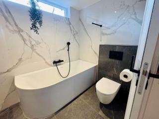 Stylish private-entrance studio with bath and shower near Nijmegen Centre - 4