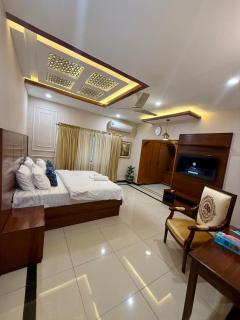 Serene Stays Boutique Hotel - 7