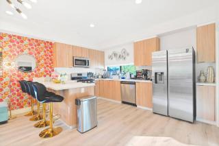 K - Bright and Spacious 3BR Getaway - 15 min to Universal -Balcony, Grill and Parking - Sleeps 13 - 7