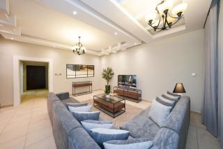 Golfside Villa with a Garden-Set Gazebo - 1