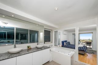 Ocean Surf - Luxury Apartment with Ocean Views - 4