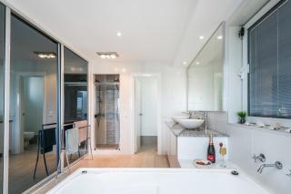 Ocean Surf - Luxury Apartment with Ocean Views - 1