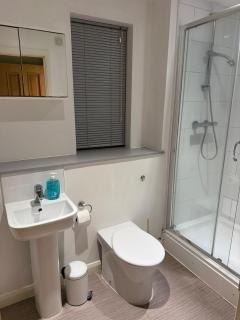 Cosy 1 bedroom Studio Retreat 5 Minutes from Gatwick Airport - 2