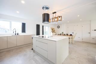 Modern 5-Bed Home EV City Centre 10 min - 4