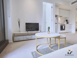 KozyGuru | Southbank | Lux Riverfront City Retreat - 1
