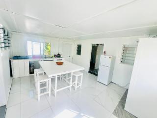 Airport Cottage - Private Twin Room - 8