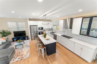 Spacious Mountain View 4 Bedroom Modern Home - 6