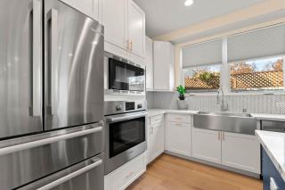 Spacious Mountain View 4 Bedroom Modern Home - 1