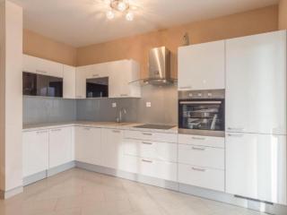 Six Bedroom Holiday House With Pool - 9