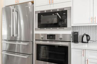 Spacious Mountain View 4 Bedroom Modern Home - 8