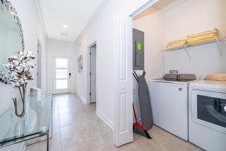 4415RH TOWNHOUSE 5 BEDROOMS & 4 BATHROOMS + POOL - 4