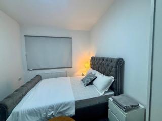 Room 4 on Green Road - 7