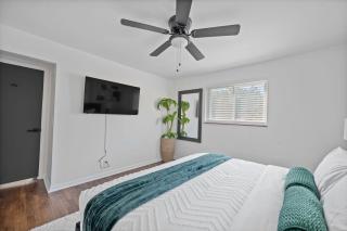 Luxury 5BR Cincinnati, Sleeps 12, Crib, Home Gym, Fenced Backyard - 9