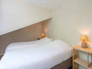 Bungalow near Lake Veere with Sunny Terrace - 4