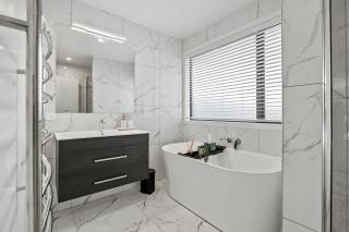 Kamo Oasis - Your Modern Home Away From Home - 8