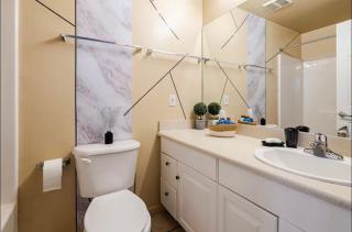 Downtown Playhouse Loft w Gym, Sauna, Parking & WiFi - 7