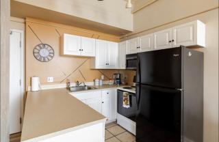 Downtown Playhouse Loft w Gym, Sauna, Parking & WiFi - 8