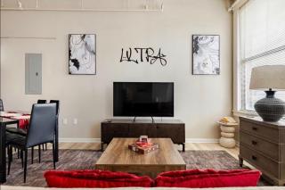 Downtown Playhouse Loft w Gym, Sauna, Parking & WiFi - 6