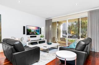 Walk to Beach Coastal Home in Coogee - 8