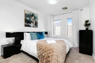 Walk to Beach Coastal Home in Coogee - 4