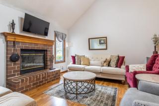 Sleeps 12! Main Level Primary Suite-Beautiful Backyard Oasis - 6