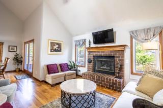 Sleeps 12! Main Level Primary Suite-Beautiful Backyard Oasis - 4