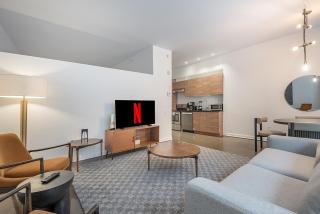 Chic Old Montreal Retreat - Iconic Location - 2