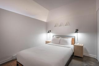 Chic Old Montreal Retreat - Iconic Location - 9