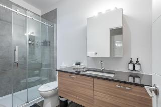 Chic Old Montreal Retreat - Iconic Location - 6