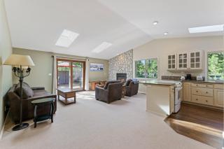 Bright Retreat Hot Tub Plus SHARC Access - Sunriver - 3