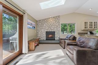 Bright Retreat Hot Tub Plus SHARC Access - 1