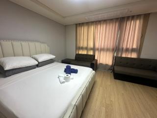 Clark Spacious Condo Studio with Balcony - 3