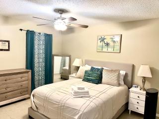 22 min to Beach-2 bd room-Self check in -sleep 6-BBQ-WD - 8