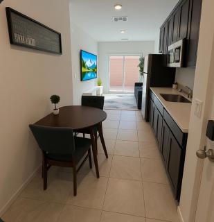 Modern and Comfy Guest House in a Great Location - 9