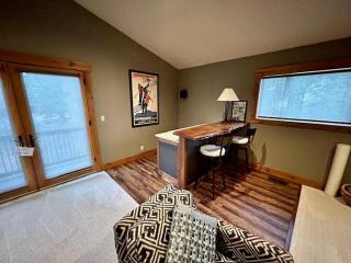 Hot Tub Mountain View Retreat near Mt Bachelor - Deschutes River Woods - 3