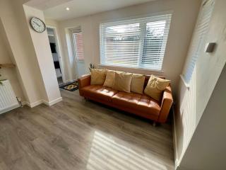 4 Bed, 2 Bath Detached House, Parking, Fast Wifi - 9