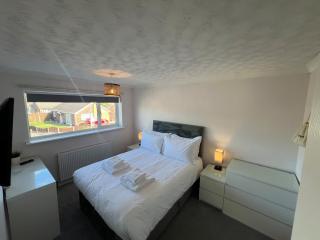 4 Bed, 2 Bath Detached House, Parking, Fast Wifi - 8