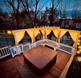 Hawksbill Home~Hot Tub~Modern~Porch~Wifi~Dogs - 0