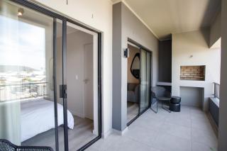 303 Seahorse - Premium 2 Bedroom Apt with Pool & Parking - 9