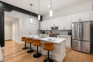 The Saddlery - Headliner - Walk to Broadway - 5