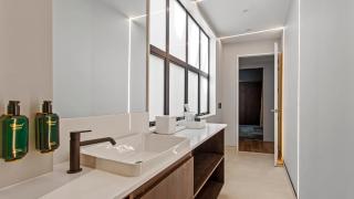 Luxe Executive Staycation 2 Bed 2 Bath Suite - 1