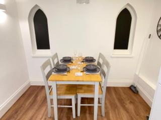 Westons Hideaway, 2 Bed, Free Parking, 6 mins walk to beach, - 7